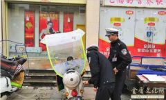 河南淮滨交警保安全强制拆除两轮电动车遮阳雨篷